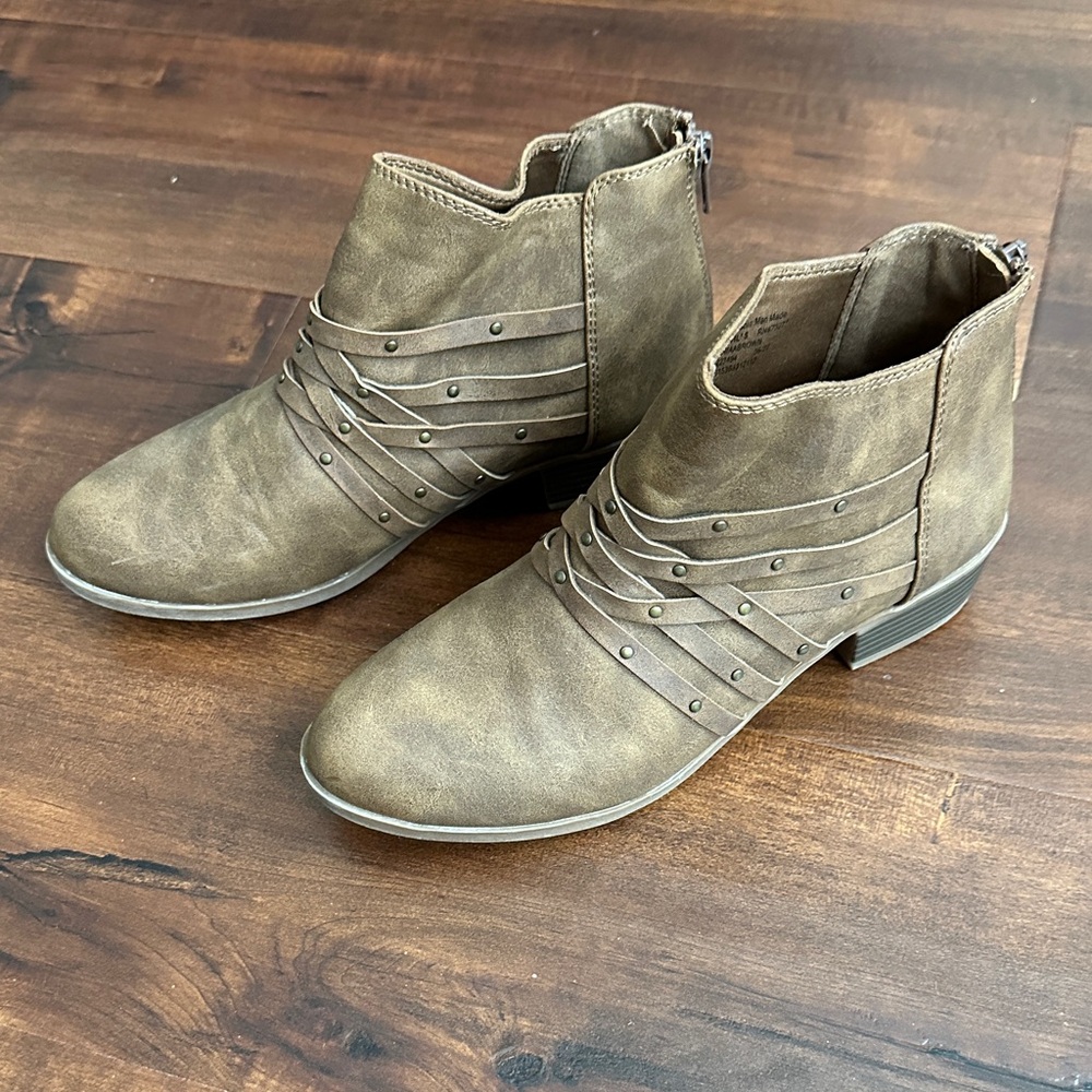 Kohl's Taupe Ankle Booties with Studded Straps, Girls size 5!